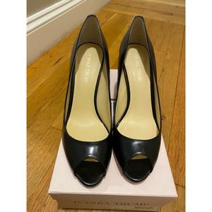 Peep-toe Black Leather Pumps!